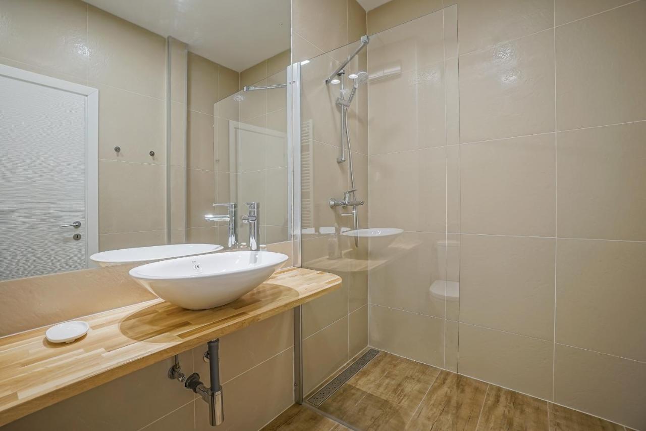 Bright Apartments Moments Away From Herastrau Park, Mall And Metro บูคาเรสต์ ภายนอก รูปภาพ